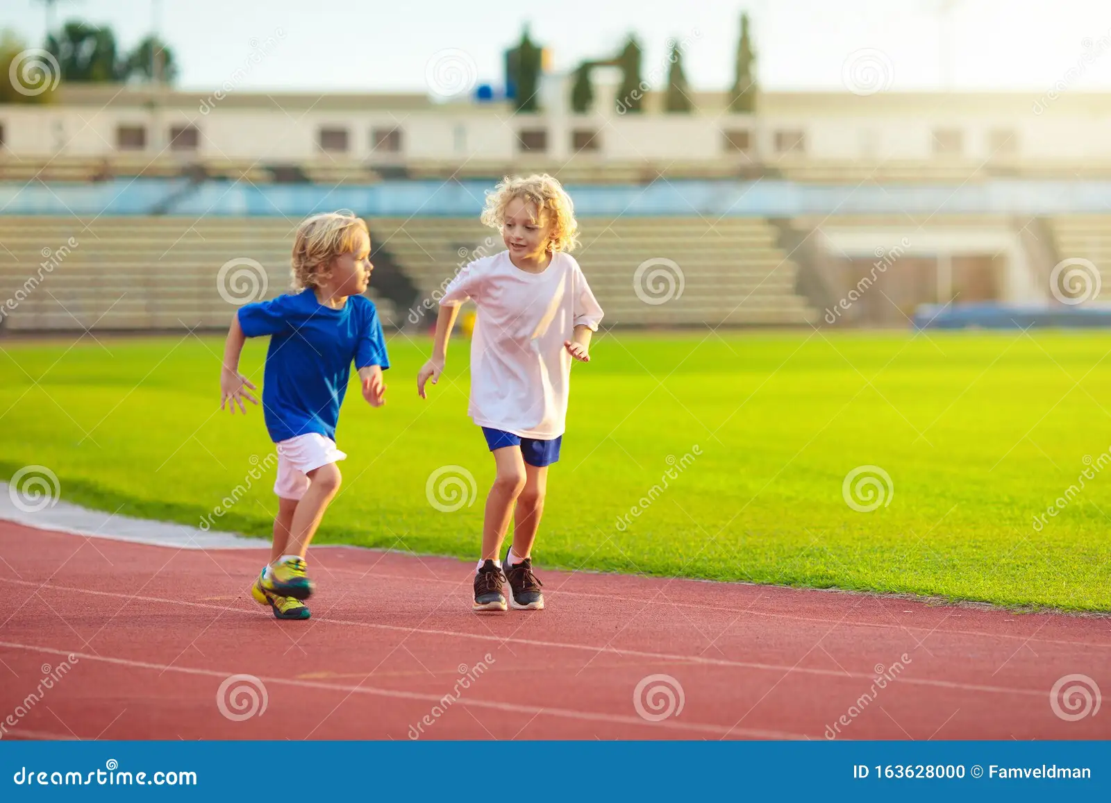 宝刀未老！53岁齐达内再现马赛回旋，戏耍大美女后轻盈破门