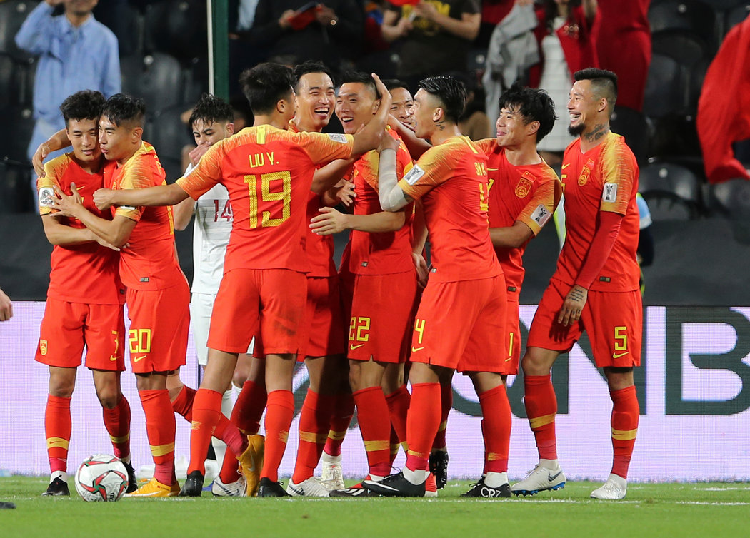 摩根：梅西最近也做了类似的肘击动作，却没人采取任何行动